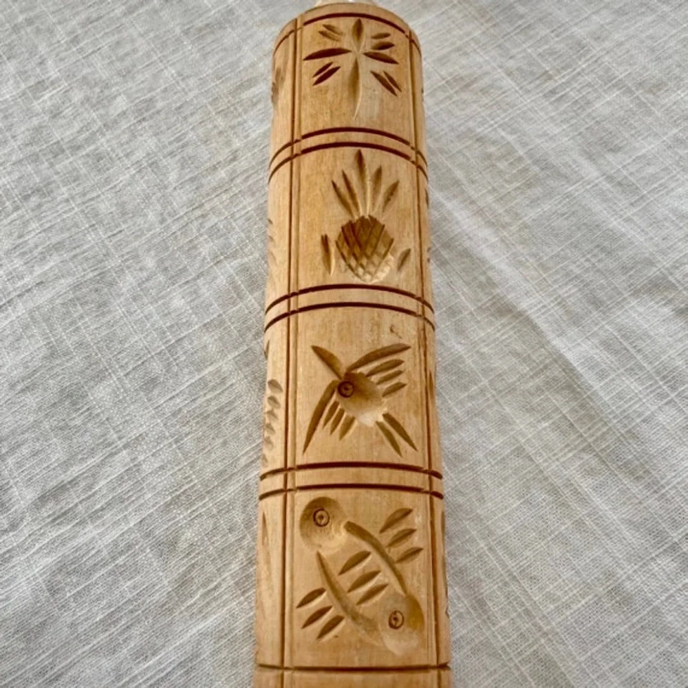 Vintage embossing spingerie folk art rolling pin.